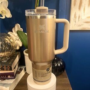 Beautiful gold 40 ounce Stanley H2O quencher Tumblr.”elf” cosmetic theme!